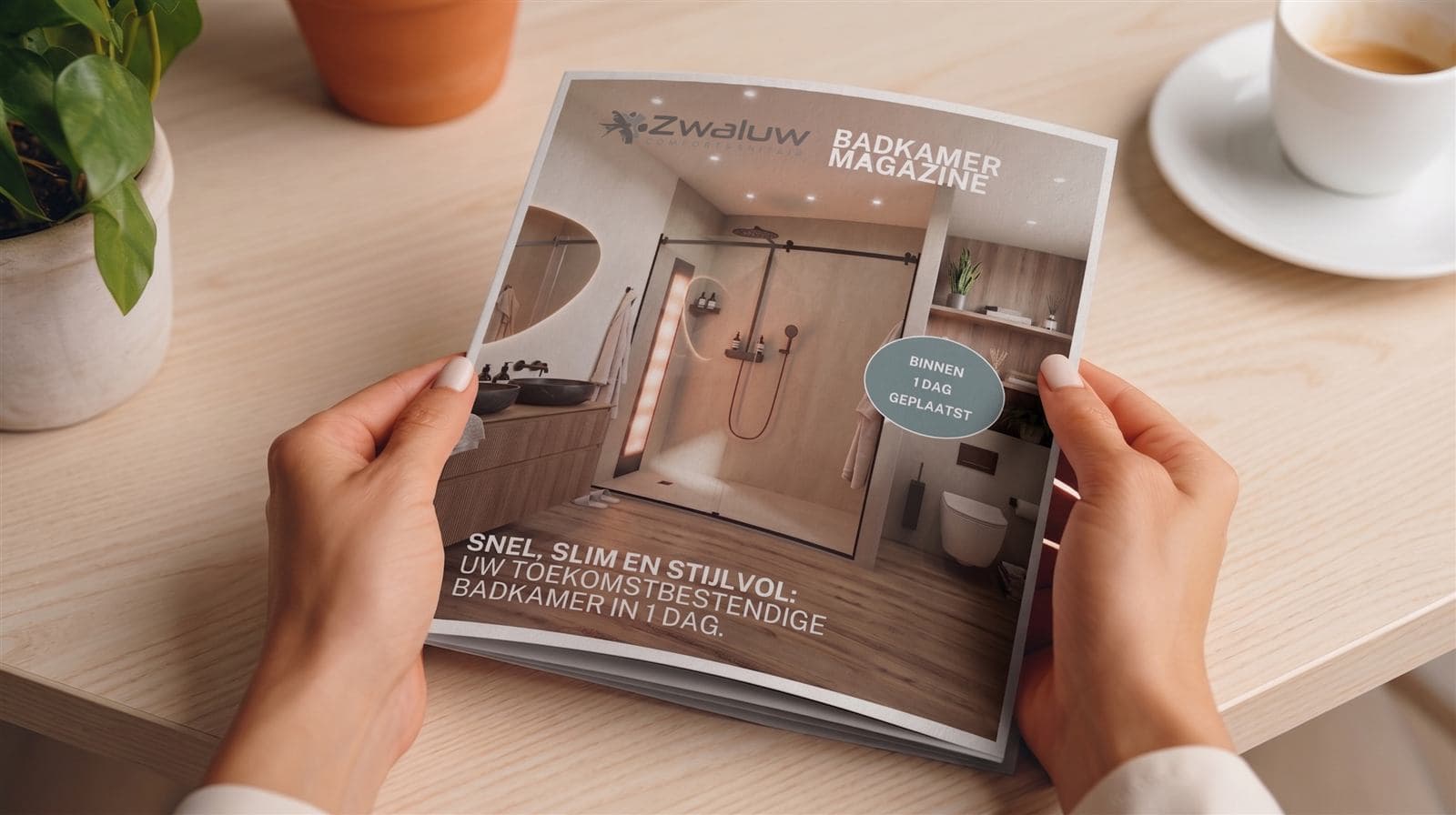 Zwaluw badkamer-brochure in handen