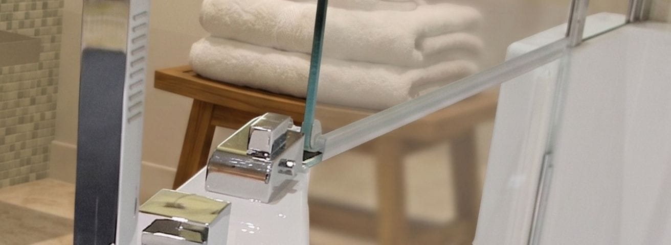 Close-up van glasdetail met scharnier